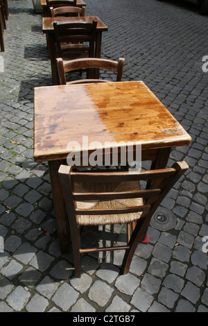 leere Holztischen und Stühlen in Straße Straße in Rom Italien Stockfoto