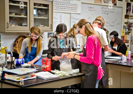 Tragen Schutzbrille, Schülerinnen und Schüler in San Clemente, Kalifornien, führen eine Lösung-Chemie-Experiment in der Gefrierpunkt. Stockfoto