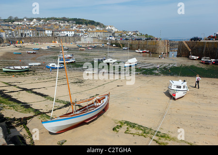 Mousehole Harbour auf niedrigen Springflut, Cornwall UK. Stockfoto