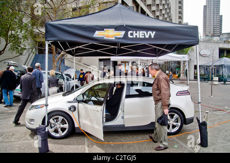 Ein Chevrolet Volt-Hybrid-Gas/Elektro-Auto ist auf der Ausstellung in Embarcadero Center in der Innenstadt von San Francisco. Stockfoto