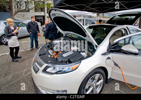 Ein Chevrolet Volt-Hybrid-Gas/Elektro-Auto ist auf der Ausstellung in Embarcadero Center in der Innenstadt von San Francisco. Stockfoto