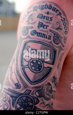 Arsenal FC-Supporter-/fan mit Tattoo auf Arm und Rücken. Stockfoto