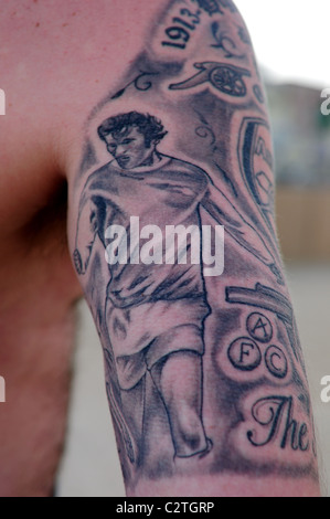 Arsenal FC-Supporter-/fan mit Tattoo auf Arm und Rücken. Stockfoto