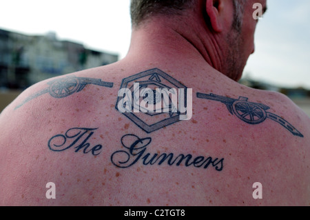 Arsenal FC-Supporter-/fan mit Tattoo auf Arm und Rücken. Stockfoto