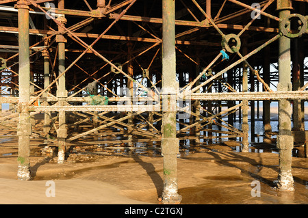 Pier-Metall-Konstruktion. Blackpool Pier (zentral) England. Stockfoto