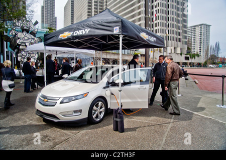 Ein Chevrolet Volt-Hybrid-Gas/Elektro-Auto ist auf der Ausstellung in Embarcadero Center in der Innenstadt von San Francisco. Stockfoto