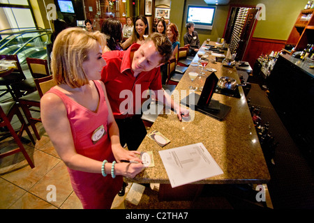 Speed dating Teilnehmer Kontakte knüpfen in der Bar des California Restaurant. Im Speed-dating, sind Männer und Frauen gedreht, um zu treffen Stockfoto