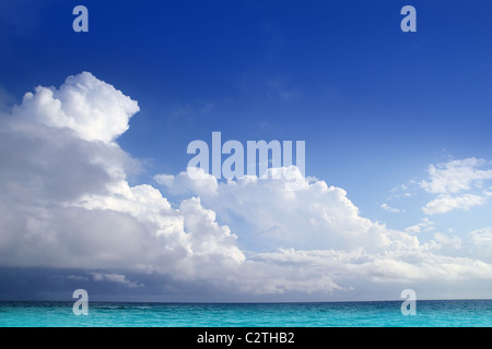 Aqua Karibik Wolken im blauen Himmel Wolkengebilde Horizont Stockfoto