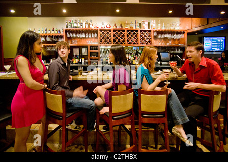 Speed dating Teilnehmer Kontakte knüpfen in der Bar des California Restaurant. Im Speed-dating, sind Männer und Frauen gedreht, um zu treffen Stockfoto