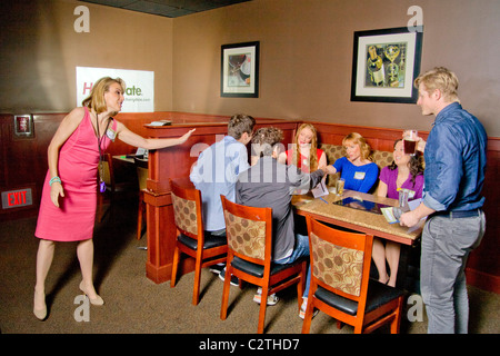 An der Ampel der Gastgeberin wechseln männliche Speed dating Teilnehmer Partner in einem California Restaurant. Stockfoto