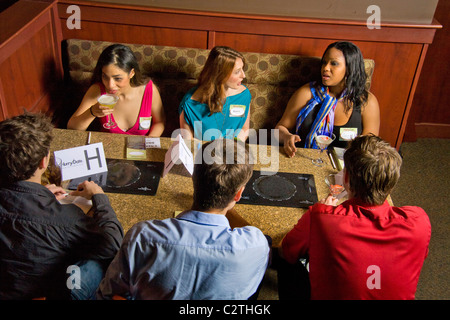 Speed dating Teilnehmer Kontakte knüpfen in der Bar des California Restaurant. Im Speed-dating, sind Männer und Frauen gedreht, um zu treffen Stockfoto