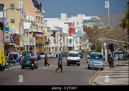 Fußgänger und Verkehr auf der Front Street, Hamilton, Bermuda. Stockfoto