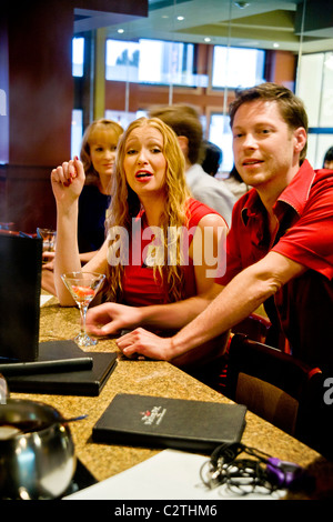 Speed dating Teilnehmer Kontakte knüpfen in der Bar des California Restaurant. Im Speed-dating, sind Männer und Frauen gedreht, um zu treffen Stockfoto