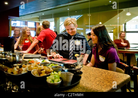 Speed dating Teilnehmer Kontakte knüpfen in der Bar des California Restaurant. Im Speed-dating, sind Männer und Frauen gedreht, um zu treffen Stockfoto