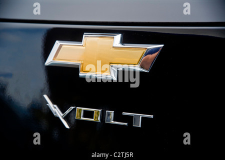 Der Name eines neuen Chevrolet Volt Hybrid-Gas/Elektro-Autos hat einen Blitz durch sowie das übliche Chevrolet-Logo. Stockfoto