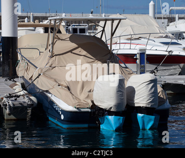 Speed-Boot mit Abdeckungen festgemacht Stockfoto