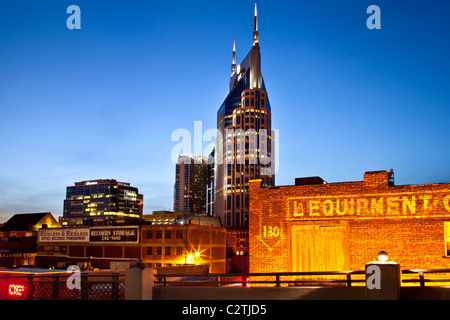 Gebäude der Innenstadt von Nashville Tennessee in der Dämmerung Stockfoto