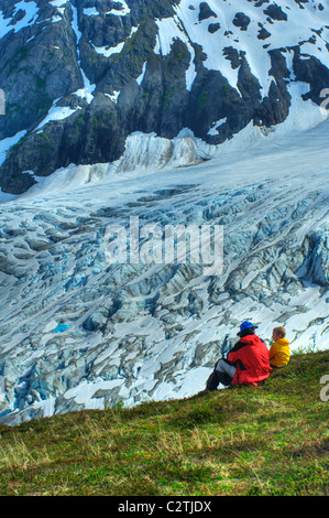 Vater und Sohn auf dem Harding Ice Field Trail mit Blick auf Exit-Gletscher in Kenai Fjorde-Nationalpark, Alaska Stockfoto