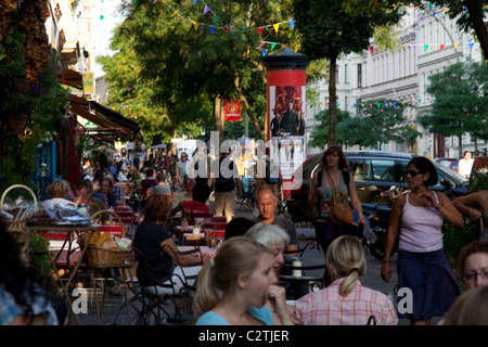 Bars und Cafés auf einer belebten Straße in berlin Stockfoto