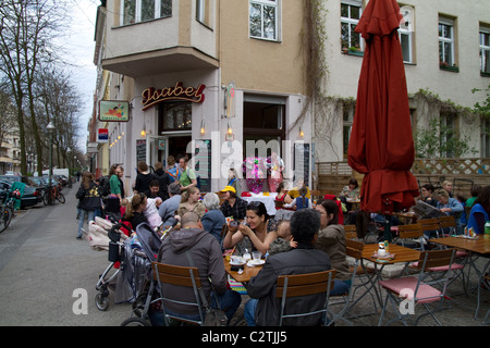 Bars und Cafés auf einer belebten Straße in berlin Stockfoto