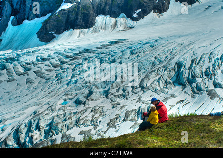 Vater und Sohn auf dem Harding Ice Field Trail mit Blick auf Exit-Gletscher in Kenai Fjorde-Nationalpark, Alaska Stockfoto