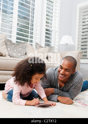 Vater Tochter Videospiel beobachten Stockfoto