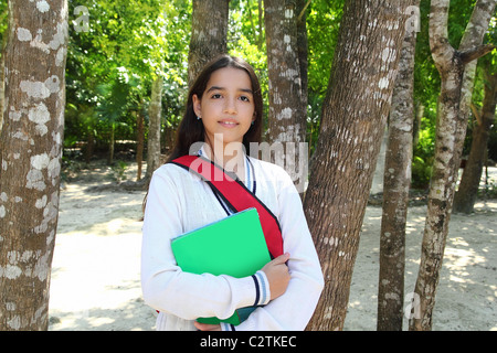 hispanische Latein Jugendlicher Student Mädchen Rucksack im Jungle Park Mexiko Stockfoto