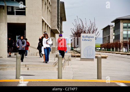 Schüler zu Fuß außerhalb der Leo und Dottie Kolligian Library an der University of California, Merced. Stockfoto