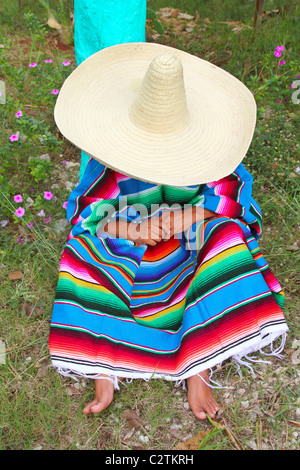 Mexikanische faul Sombrero Hut Mann Poncho Nickerchen im Garten typische Thema Stockfoto