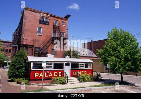 Das Palace Restaurant befindet sich in Biddeford, Maine. 1926 Pollard Diner. Rote Emaille außen "Damen eingeladen." Stockfoto