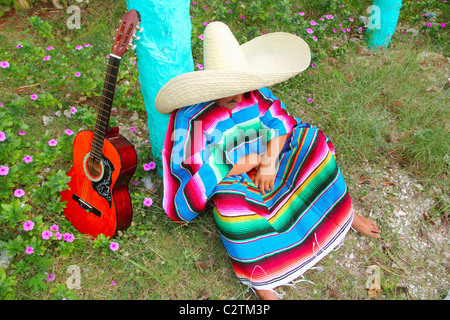 Mexikanische faul Sombrero Hut Mann Poncho Nickerchen im Garten typische Thema Stockfoto