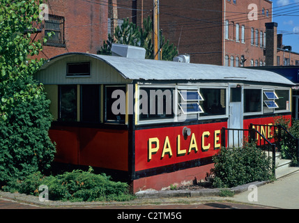 Das Palace Restaurant befindet sich in Biddeford, Maine. 1926 Pollard Diner. Rote Emaille außen "Damen eingeladen." Stockfoto