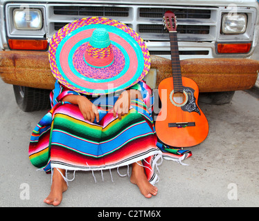 Faul Nickerchen mexikanische Kerl schlafen auf Grunge-Auto mit Gitarre und poncho Stockfoto