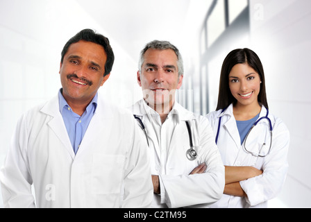 Ärzte Multi ethnischen Know-how indische kaukasischen Latein im Krankenhaus Stockfoto