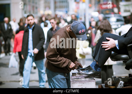 Ein Schuh-Glanz-Stand auf der Sixth Avenue in New York ist auf Donnerstag, 14. April 2011 zu sehen. (© Richard B. Levine) Stockfoto