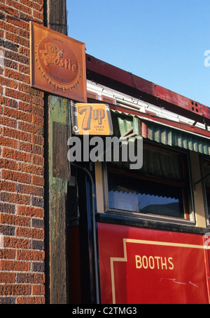 Teds Diner - ein ca. 1925 Tierney Diner in Milford, Massachusetts. Jetzt abgerissen. Frostie Root Beer und 7UP Zeichen. Stockfoto