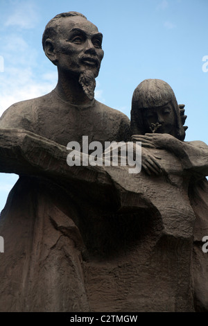 Statue von Ho Chi Minh, befindet sich vor dem Hotel de Ville in Ho-Chi-Minh-Stadt Stockfoto