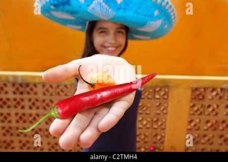 Mexikanisches Mädchen Habanero und Red hot Chili peppers mexikanischen Hut Stockfoto