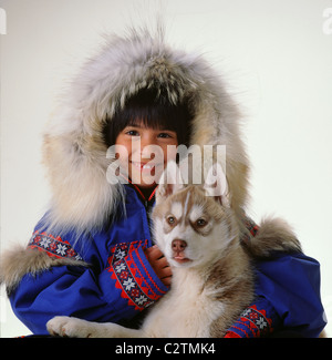 Alaska Native Mädchen im Pelz Ruff Parka & husky Welpen AK traditionelle Stockfoto