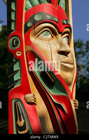 Großaufnahme eines Gesichts auf einem traditionellen Haida-Totem Schnitzen in Ketchikan, Alaska Stockfoto