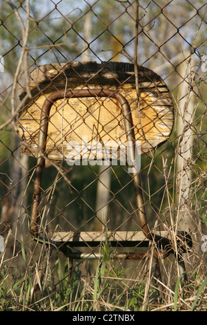 einen alten Stuhl links im Feld in Landschaft Stockfoto