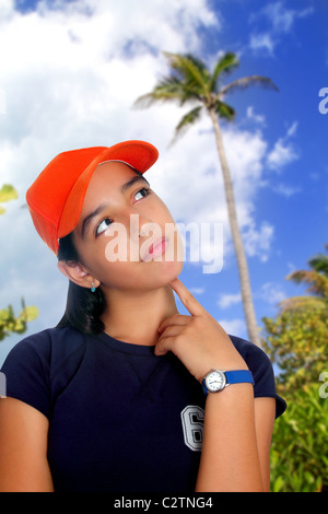 Latin Teen hispanische nachdenklich Mädchen orange Kappe im Palm Tree Dschungel Urlaub Stockfoto