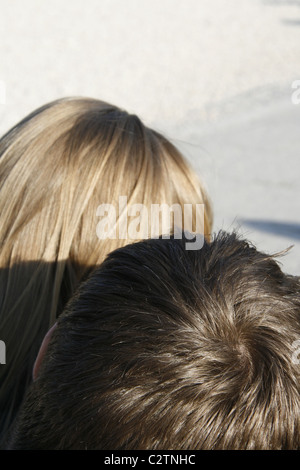 Detail der Mann Frau paar Köpfe Haare in der Sonne Stockfoto