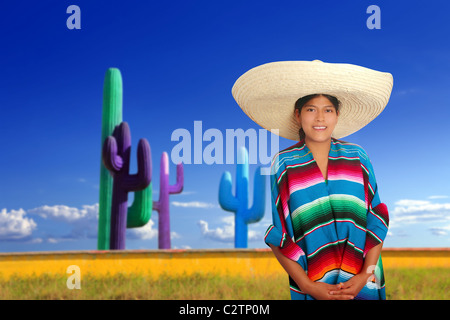 Mexikanischer Poncho Sarape Mädchen große Sombrero Kaktus Hintergrund Mexiko Stockfoto