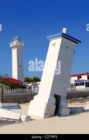 Neue und alte Leuchtturm geneigt Puerto Morelos Mayan Riviera Mexiko Stockfoto