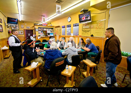 Spieler unterschiedlichen Alters und Rassen spielen Hold Poker in einem Geschäft vor Casino in Merced, Kalifornien. Stockfoto