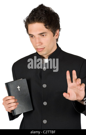 Junger Mann Priester nachdenklich mit Bibel und beten, Peace-Zeichen und brauchen Stille, isoliert auf weißem Hintergrund Stockfoto