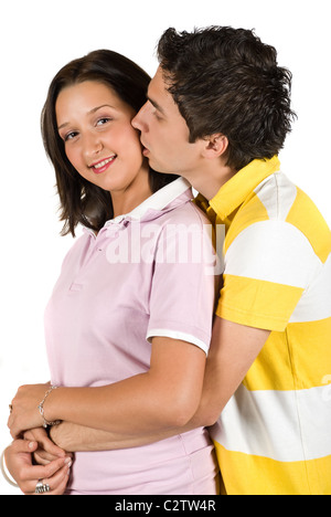 Glückliches junges Paar, Mann hält Frau in seine Arme und küsste sie auf Wangen bei ersten dating Stockfoto