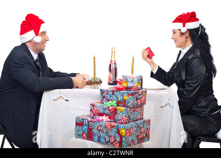 Glückliches Paar genießen Sie Weihnachtsnacht sitzt am Tisch mit Geschenken, Frau erhielt ein Geschenk und auf Feld Stockfoto
