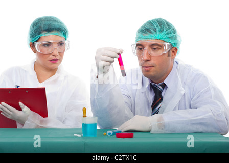 Zwei Wissenschaftler im Labor arbeiten, Mann untersuchen, Blut Rohr- und Frau Schreiben von Notizen in Zwischenablage Stockfoto